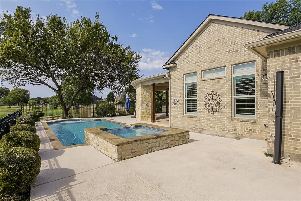 228 Katy Lake Drive, Waxahachie, TX 75165
