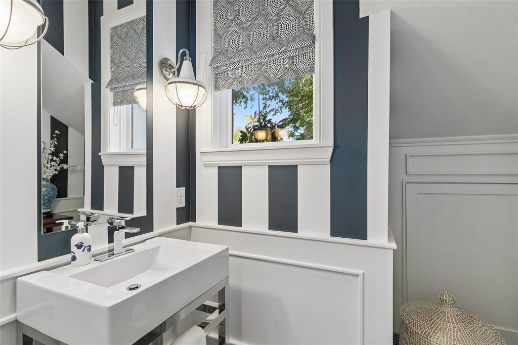 560 Northlake Drive, Dallas, TX 75218