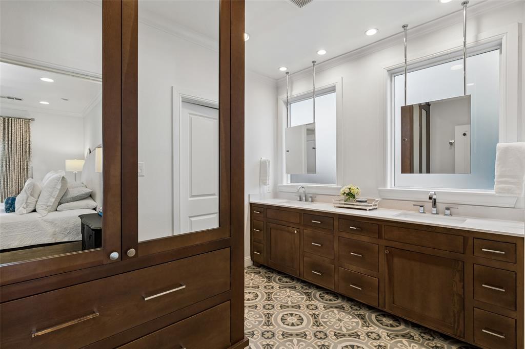 560 Northlake Drive, Dallas, TX 75218