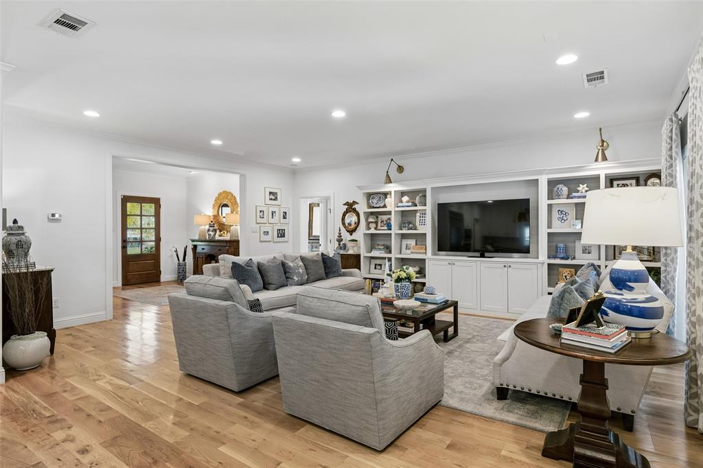 560 Northlake Drive, Dallas, TX 75218