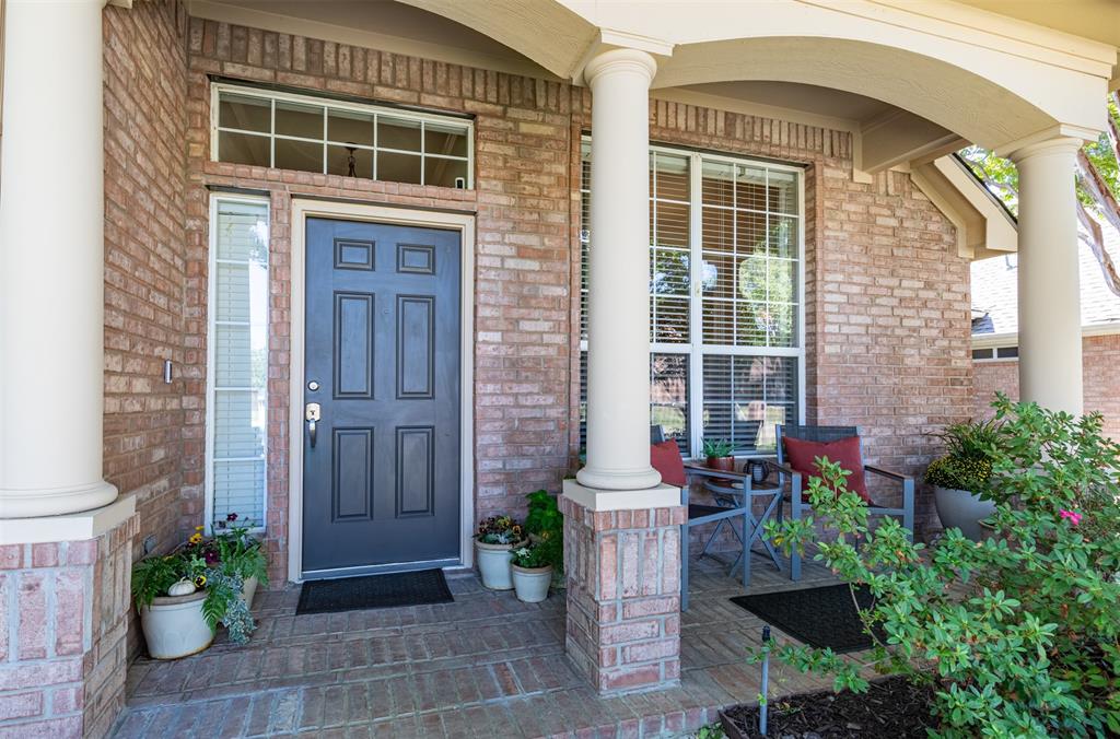 Cozy covered front porch warmly welcomes you inside. Cozy covered front porch warmly welcomes you inside.