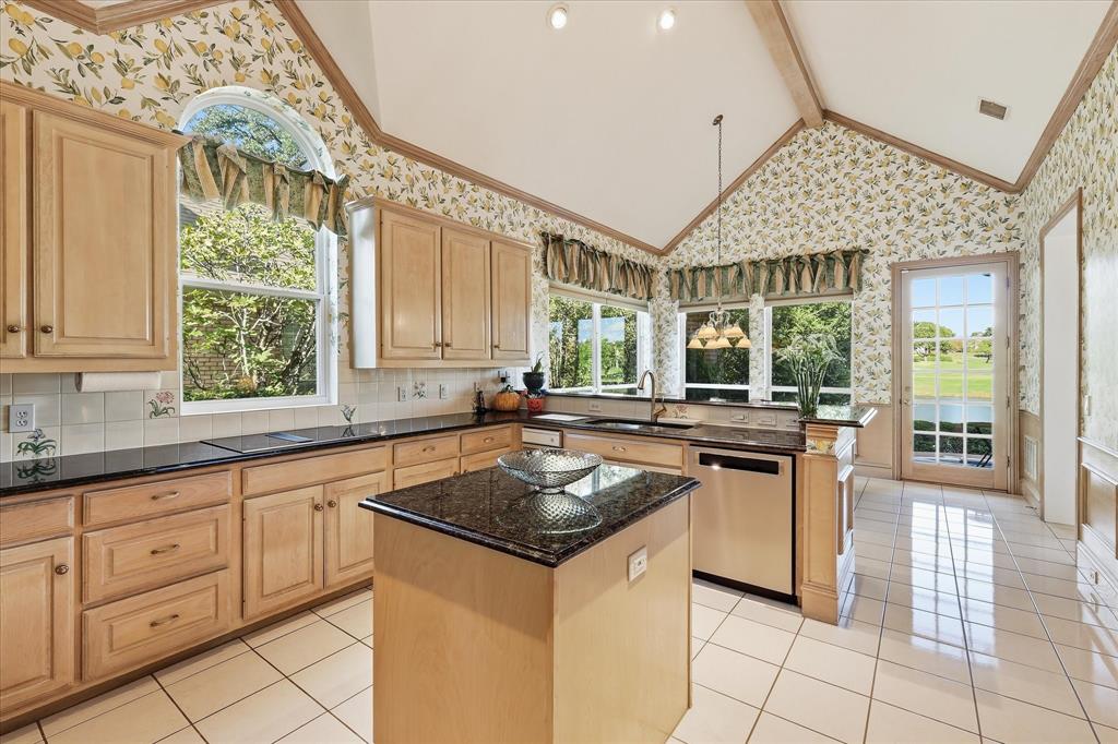 Spacious kitchen with island & granite countertops