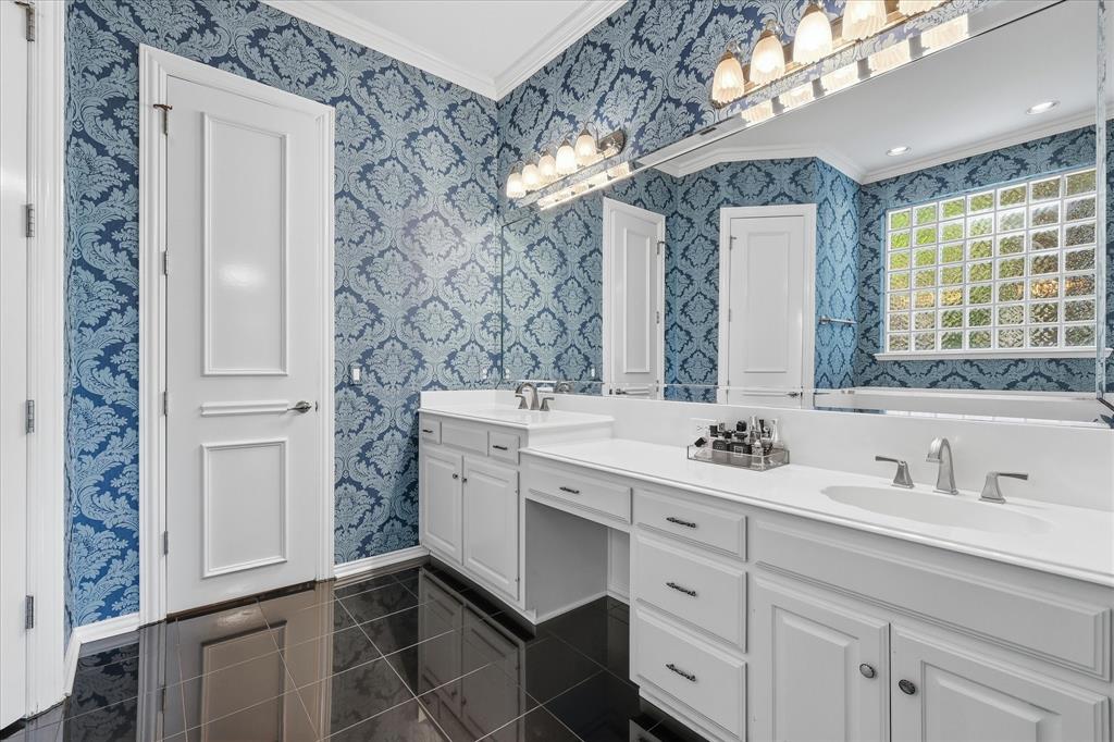 Primary ensuite with dual sinks & gorgeous European wallpaper