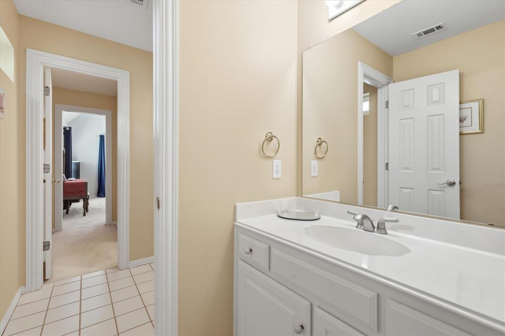 Jack & Jill bathroom connects 2 of the upstairs bedrooms