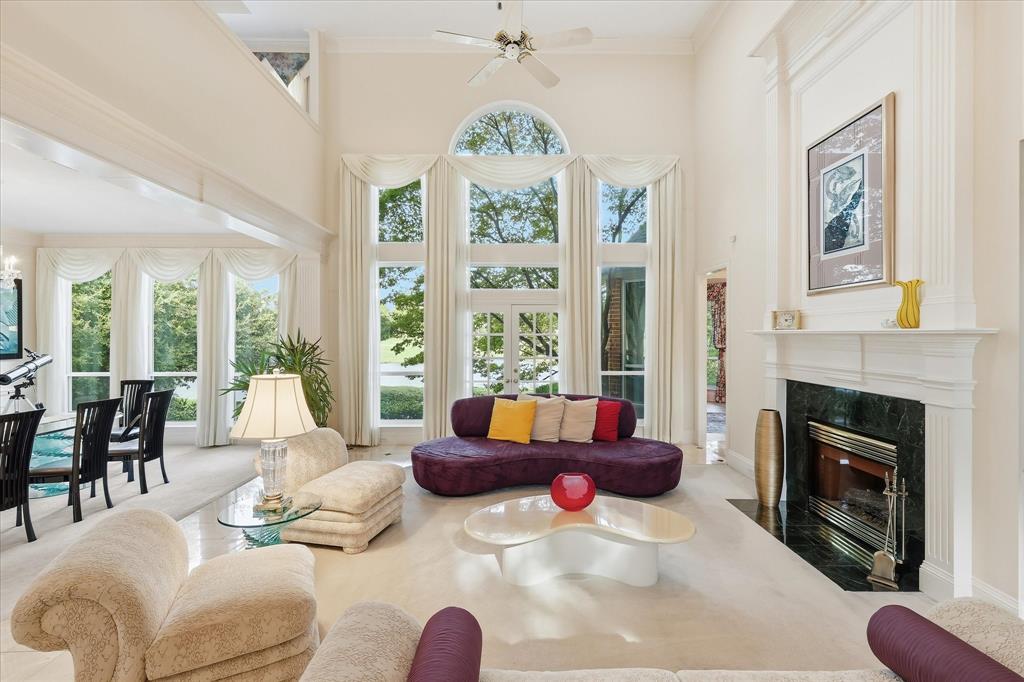 Soaring ceilings & captivating outdoor views Soaring ceilings & captivating outdoor views