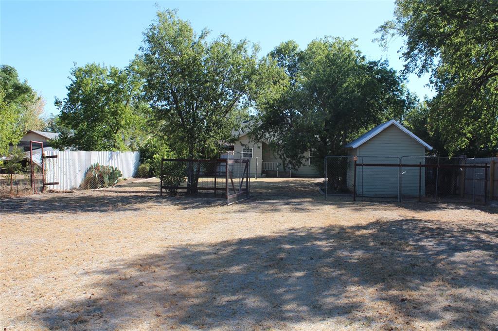 231 N 5th Avenue, Munday, TX 76371