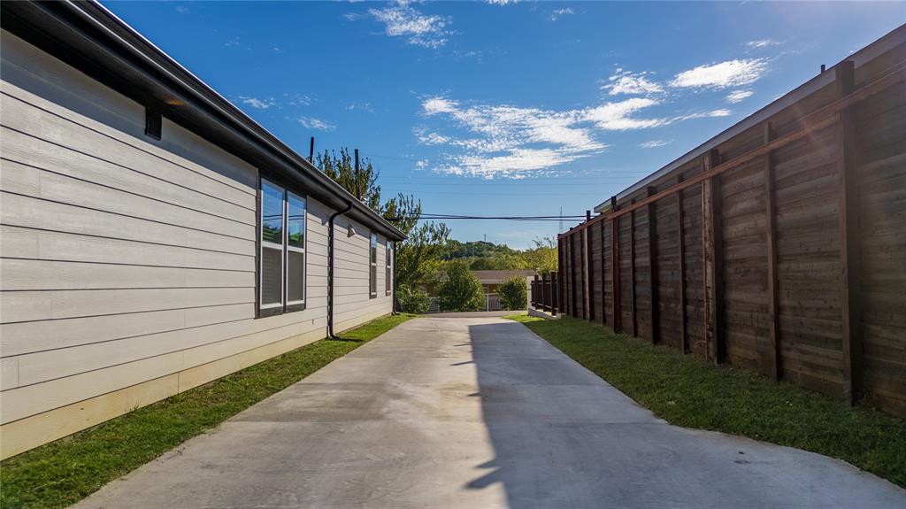 703 N Dwight Avenue, Dallas, TX 75211