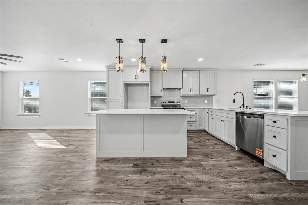 703 N Dwight Avenue, Dallas, TX 75211 703 N Dwight Avenue, Dallas, TX 75211