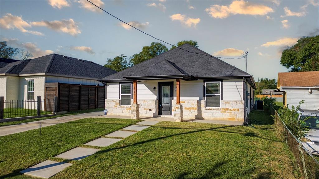 703 N Dwight Avenue, Dallas, TX 75211