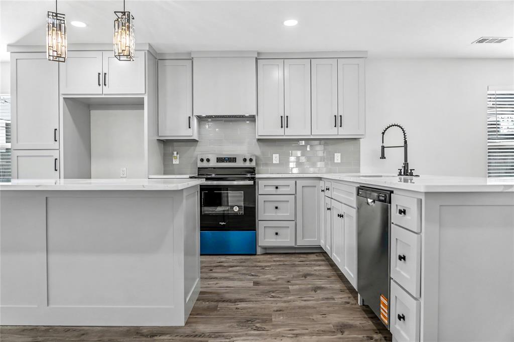 703 N Dwight Avenue, Dallas, TX 75211