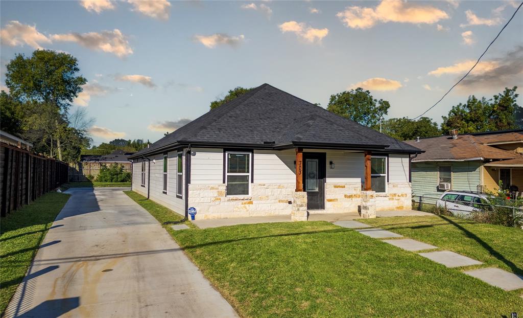 703 N Dwight Avenue, Dallas, TX 75211