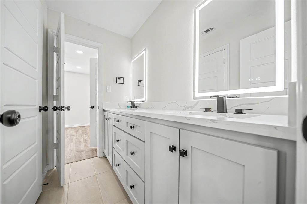 703 N Dwight Avenue, Dallas, TX 75211