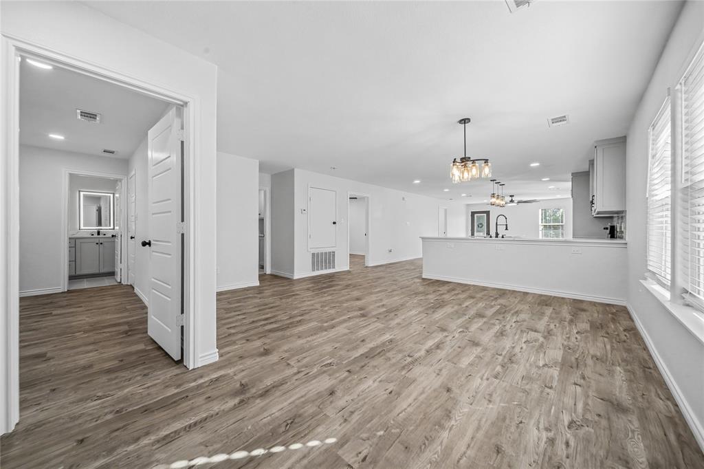 703 N Dwight Avenue, Dallas, TX 75211 703 N Dwight Avenue, Dallas, TX 75211