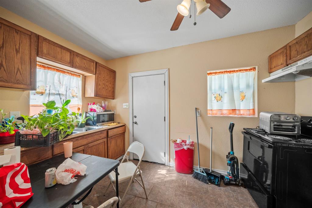 1738 W Avenue, Corsicana, TX 75110