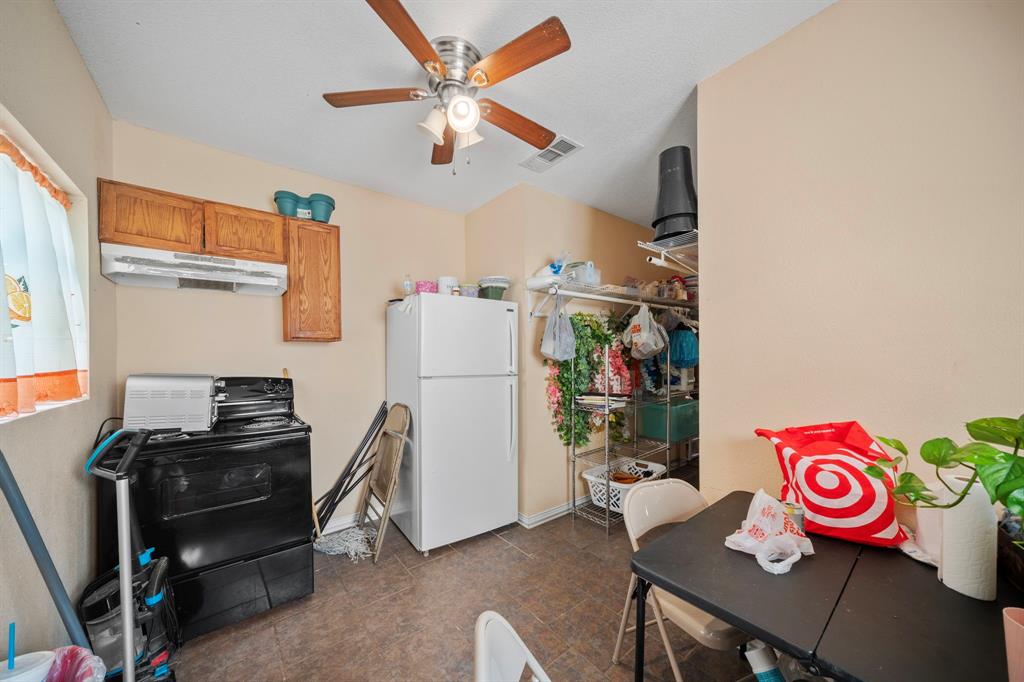 1738 W Avenue, Corsicana, TX 75110
