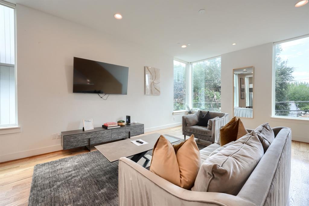 320 Mathey Court, Dallas, TX 75208