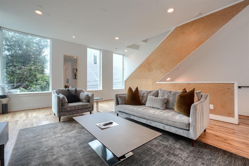 320 Mathey Court, Dallas, TX 75208