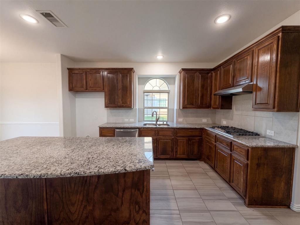 908 Heath Creek Drive, DeSoto, TX 75115