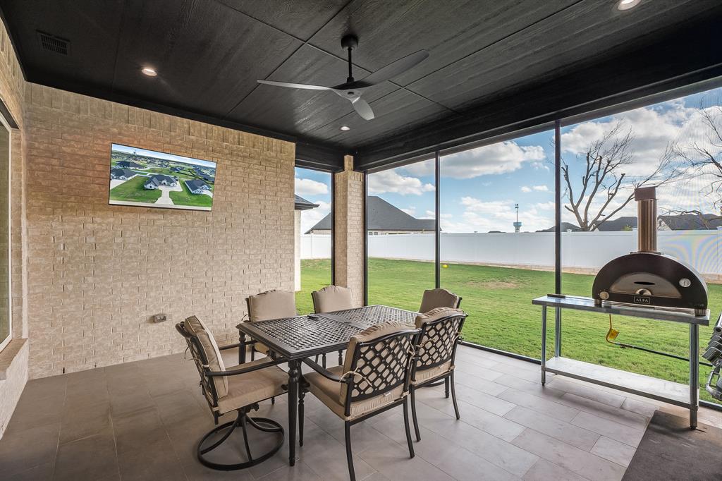 2156 Middlewood Circle, Granbury, TX 76049