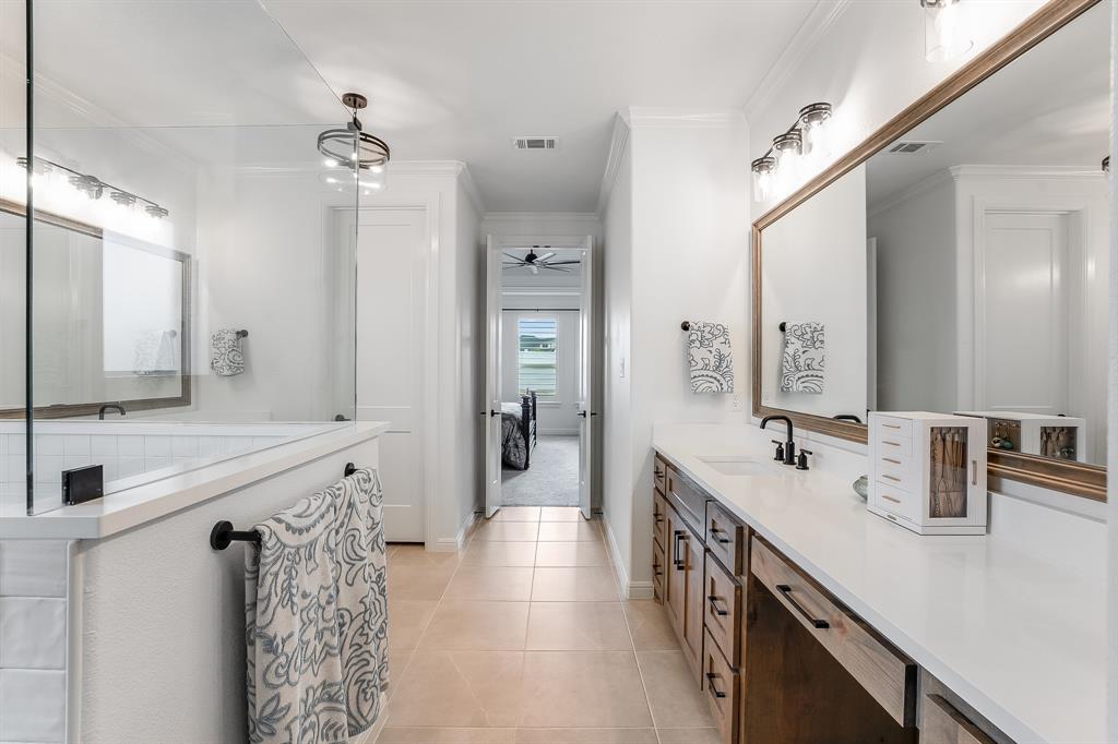 2156 Middlewood Circle, Granbury, TX 76049
