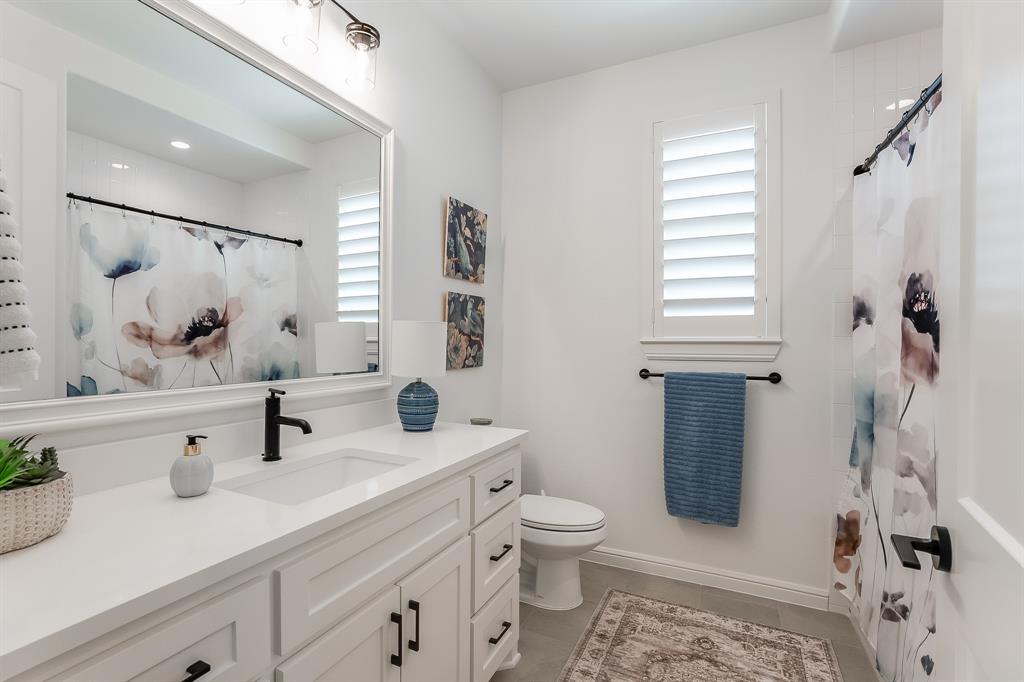 2156 Middlewood Circle, Granbury, TX 76049