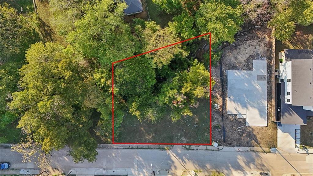 Expansive wooded lot with mature trees and lush landscaping, adjoining a contemporary residence with clean architectural lines and modern exterior finishes