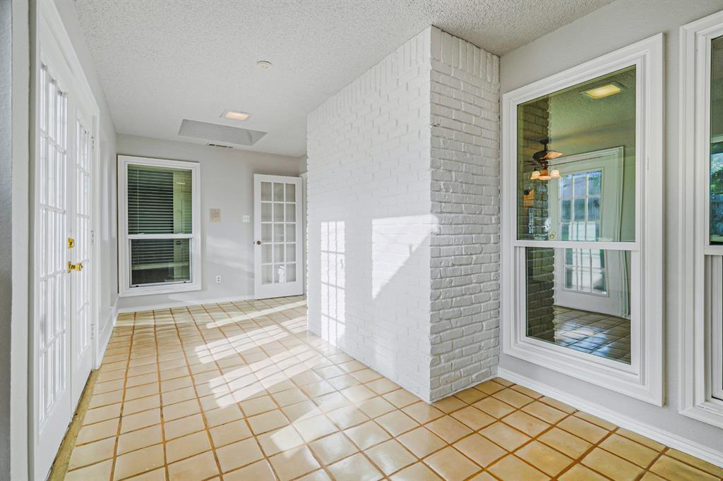 2110 Emerald Lake Drive, Arlington, TX 76013
