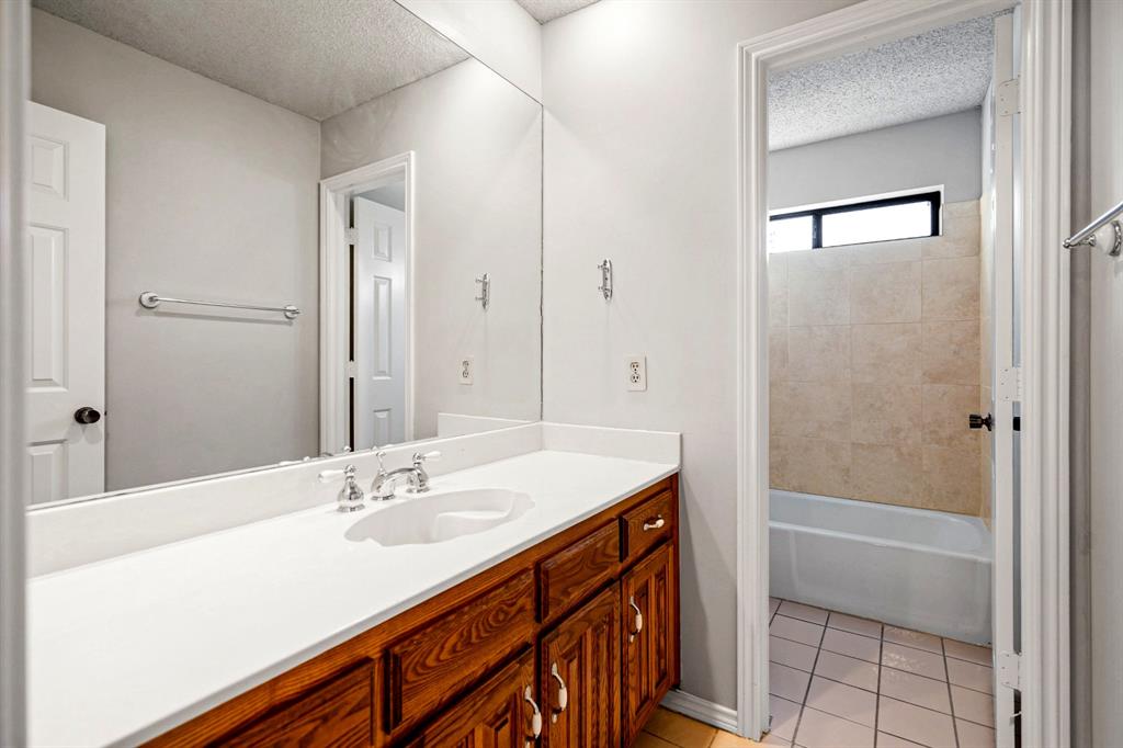 2110 Emerald Lake Drive, Arlington, TX 76013