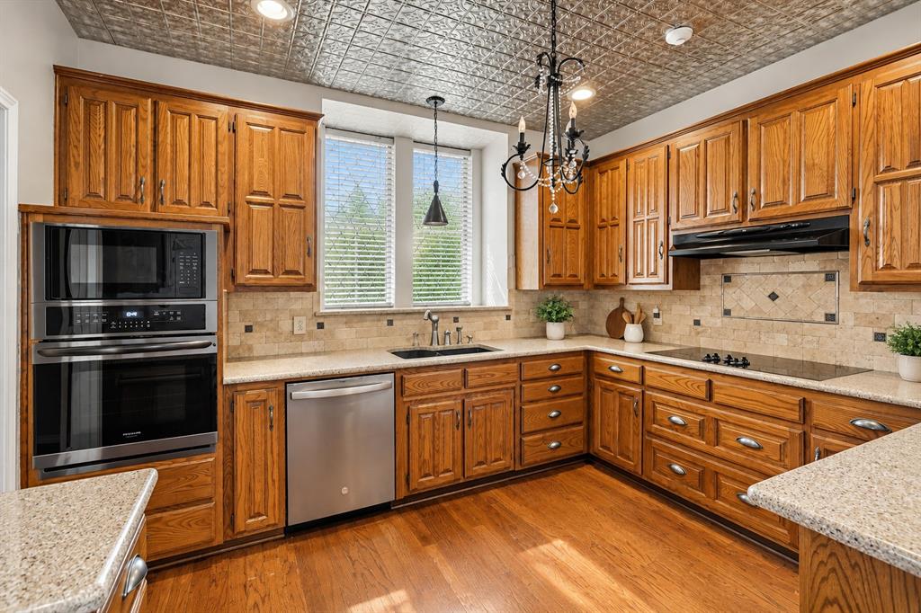 2110 Emerald Lake Drive, Arlington, TX 76013