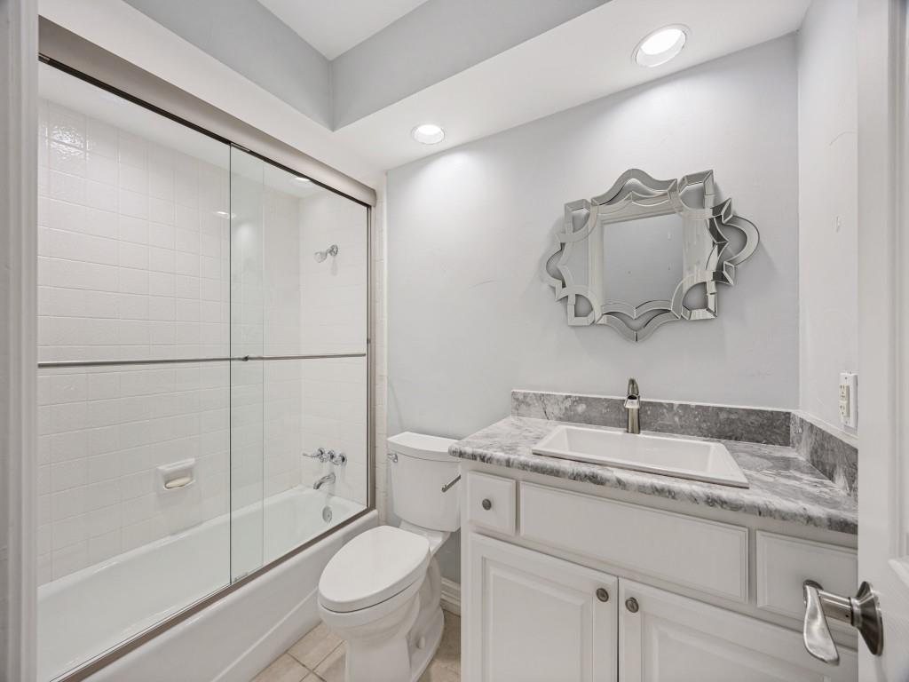 Full bath with tub/shower combination