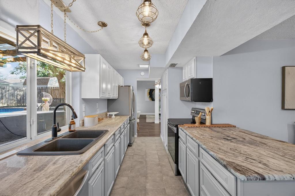 2801 Meandering Way, Bedford, TX 76021