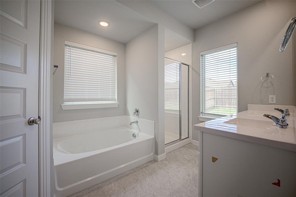 3911 Spencer Lane, Heartland, TX 75126