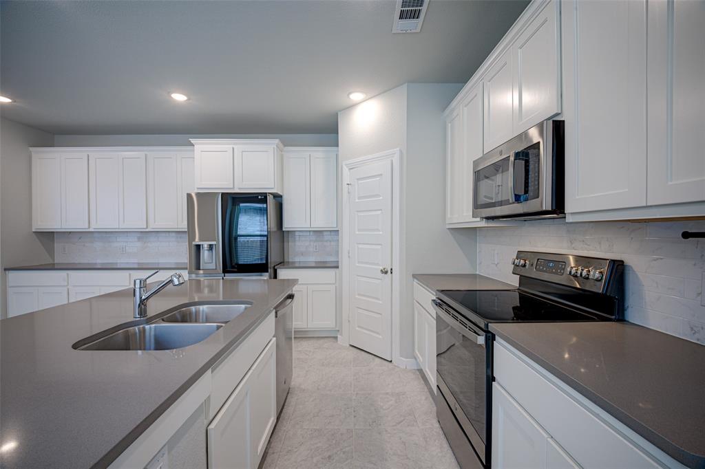 3911 Spencer Lane, Heartland, TX 75126