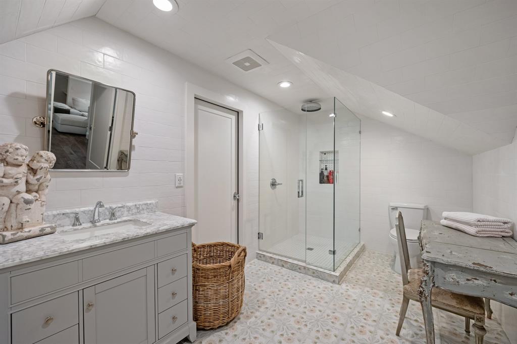 Guest quarters with full bathroom