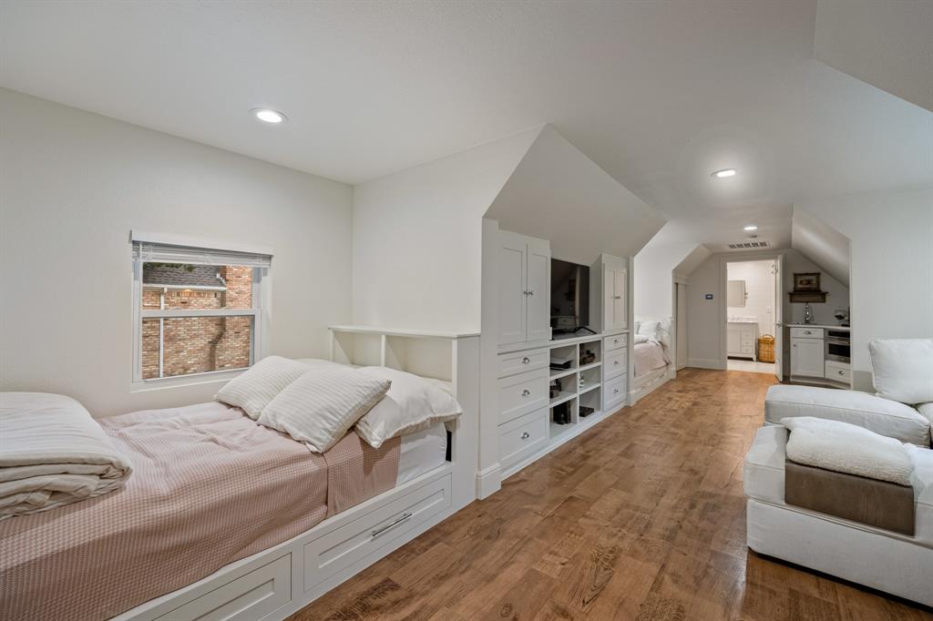 Guest quarters