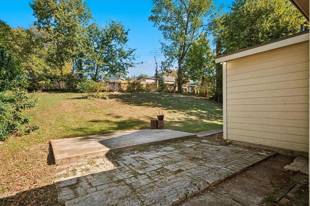 Large Fenced Yard