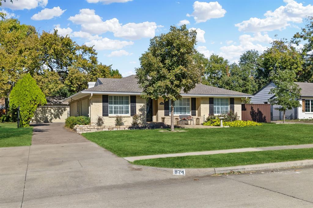 This 1 story, pier and beam ranch is the quintessential Richardson Heights charmer!  Not to mention it has a 2 car detached garage AND swimming pool!