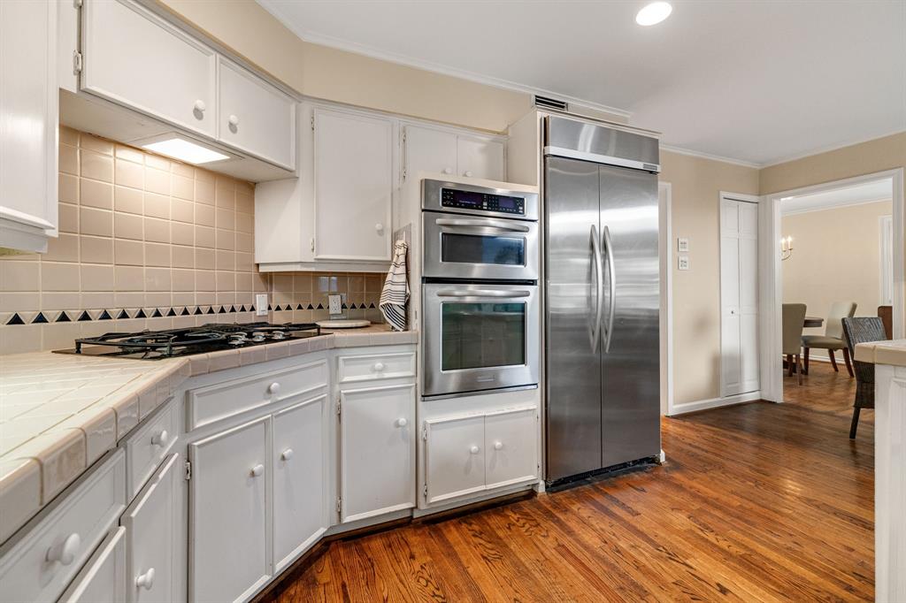 So nice having a gas cooktop as well as a built-in stainless steel fridge and double oven - the top is a microwave and combined convection oven and the bottom is a standard electric oven.