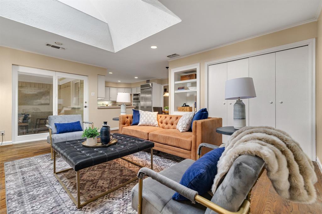 Nice built-in shelving and a glance of the open kitchen just off the family room.