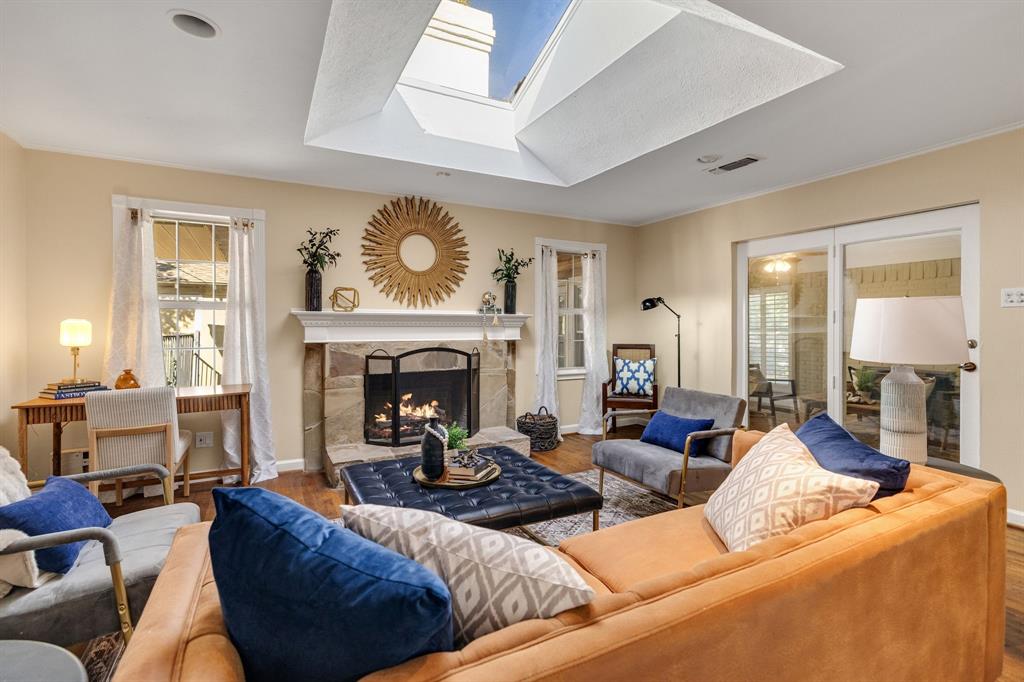 Such a beautiful room.  Also, catch a glance of the air conditioned sun room just off the family room.