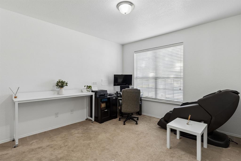 Recessed window with blinds