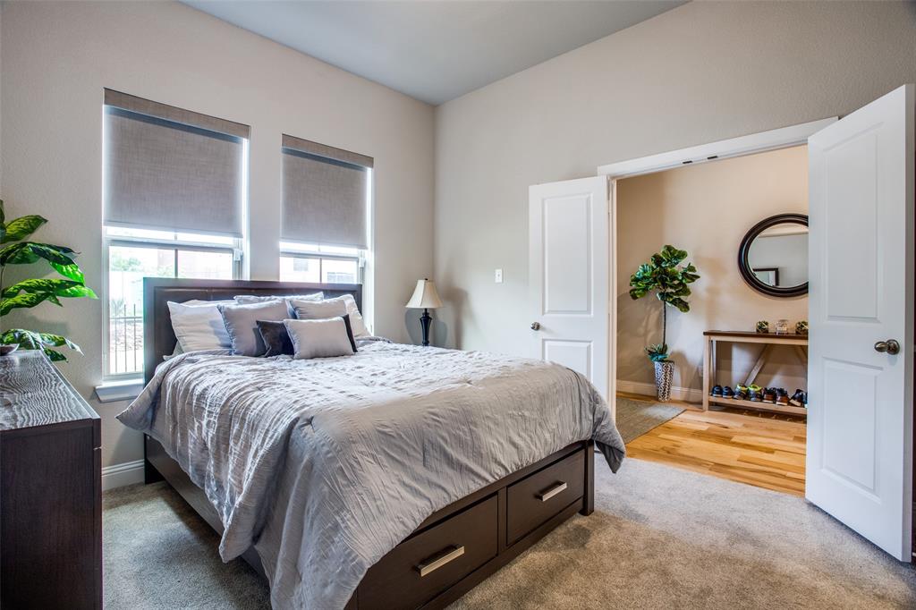 Guest bedroom entry floor