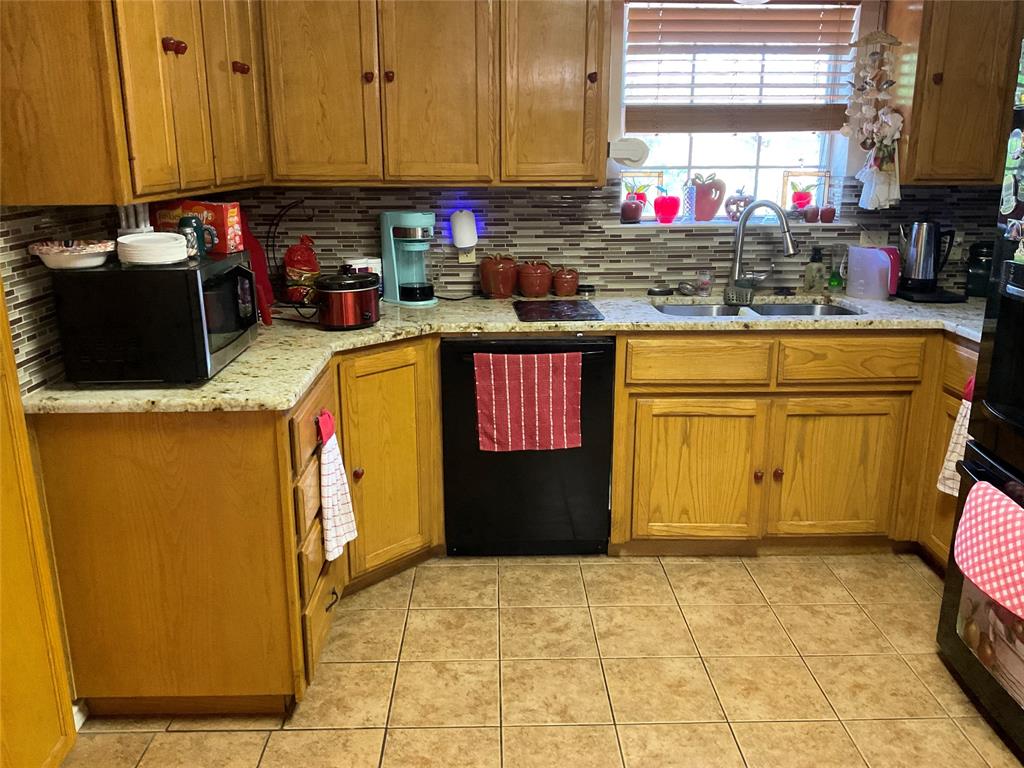 101 EdgeForest Drive, Elm Mott, TX 76640