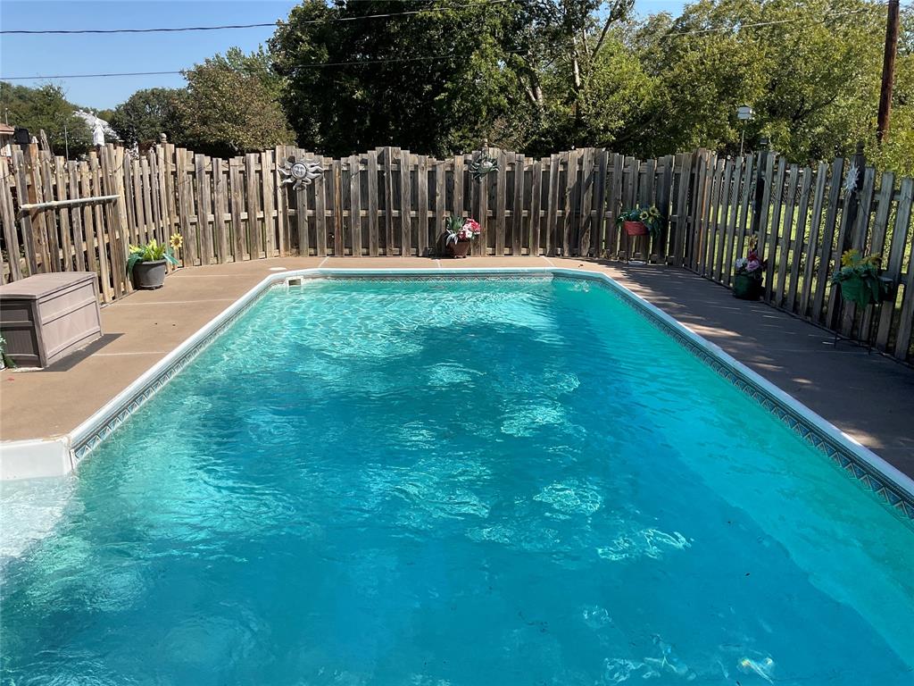 101 EdgeForest Drive, Elm Mott, TX 76640