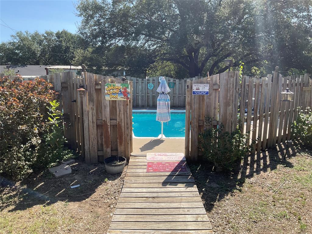 101 EdgeForest Drive, Elm Mott, TX 76640
