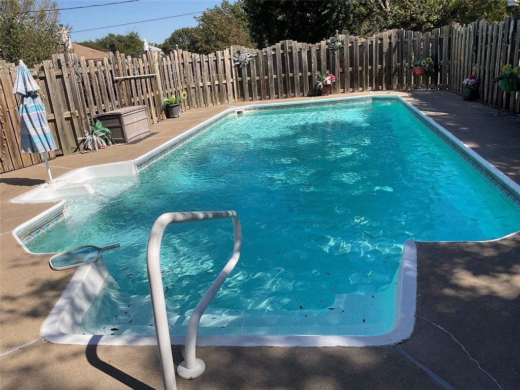 101 EdgeForest Drive, Elm Mott, TX 76640