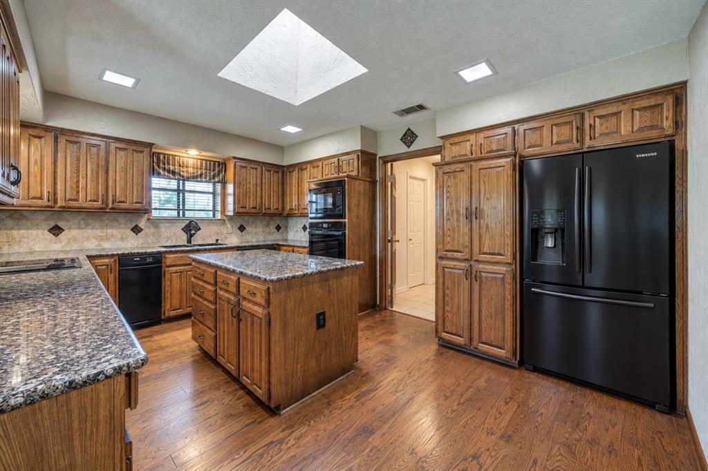 610 Shallow Creek Drive, Oak Leaf, TX 75154