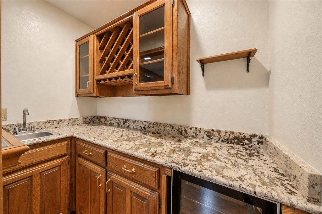 610 Shallow Creek Drive, Oak Leaf, TX 75154