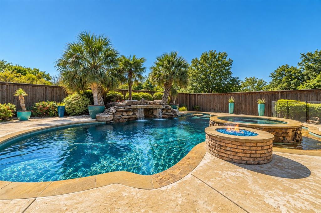610 Shallow Creek Drive, Oak Leaf, TX 75154