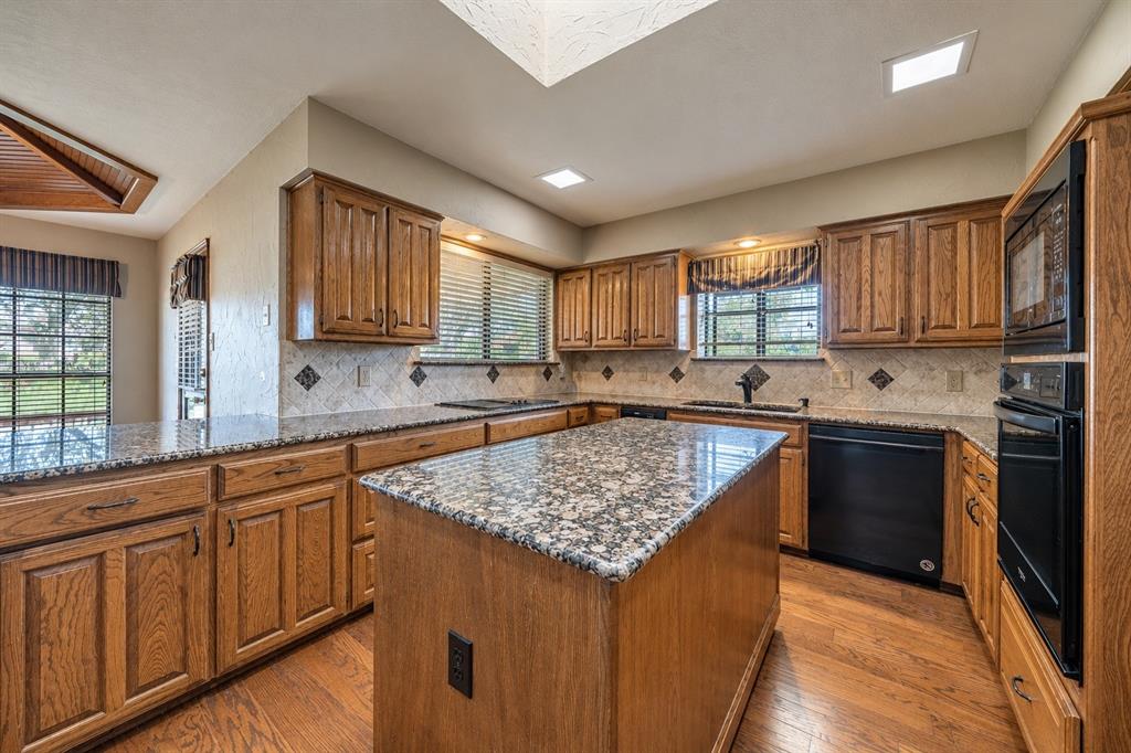 610 Shallow Creek Drive, Oak Leaf, TX 75154